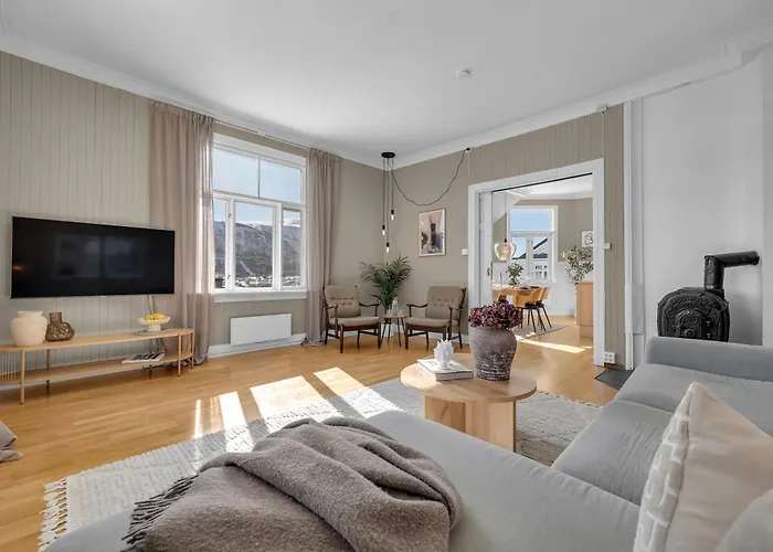 Lovely City Center Apartment With Amazing Views And Free Parking!