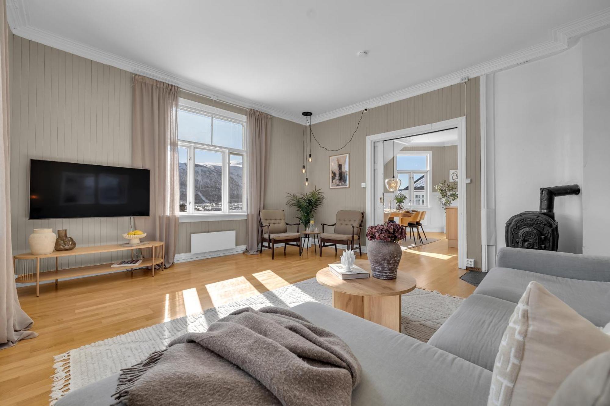 Lovely Center With Amazing Views And Free Parking! *